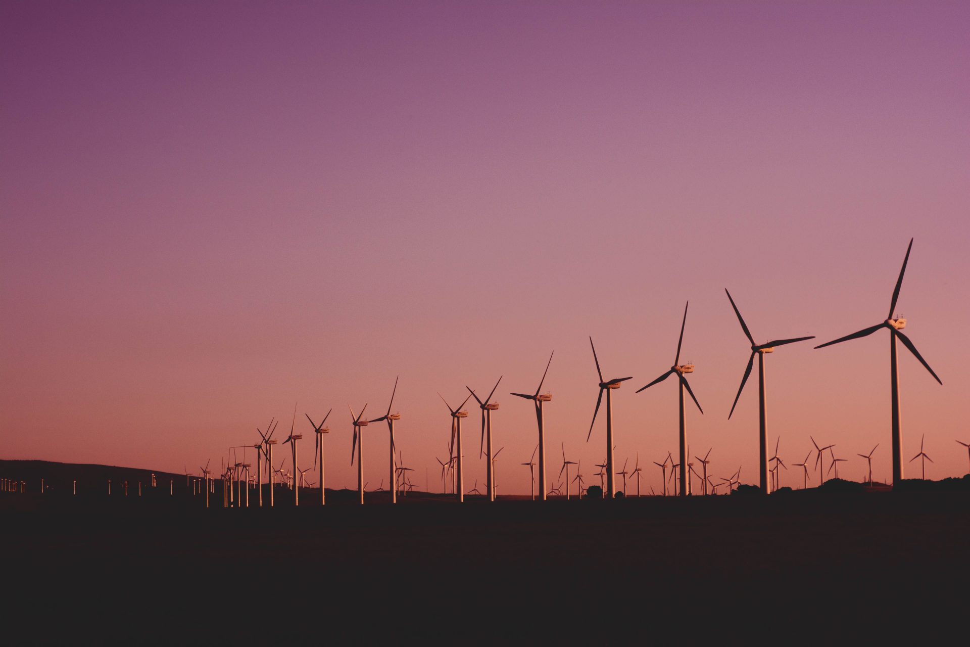Windkraftanlagen als Silhouette bei Sonnenuntergang in Zahara de los Atunes, Spanien.