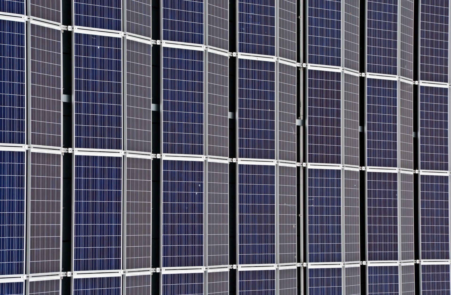 Nahaufnahme mehrerer Solarmodule, die für erneuerbare Energien und Nachhaltigkeit stehen.