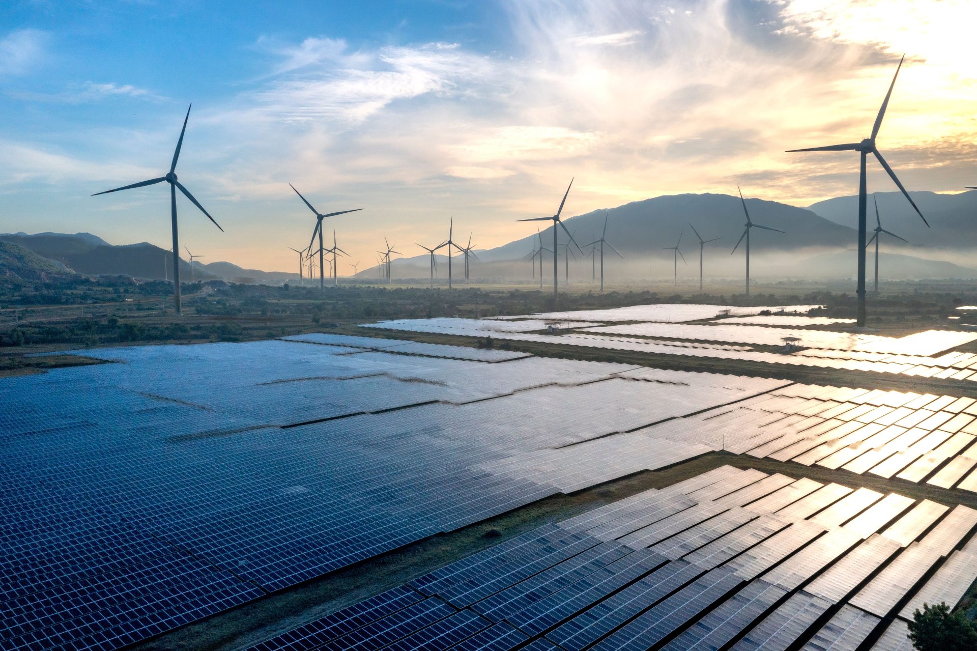 Malerischer Blick auf Windkraftanlagen und Solarmodule in Ninh Thuan, Vietnam, der das Engagement für nachhaltige Energie veranschaulicht.